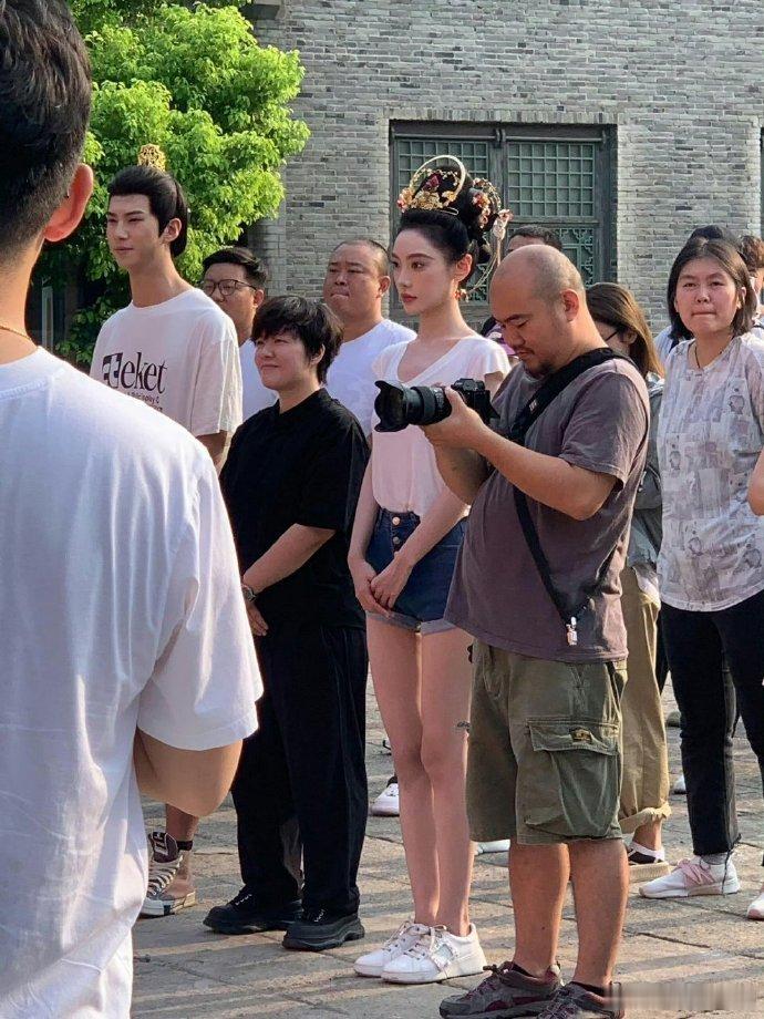现在什么人都能进组演戏，只有有资本捧 