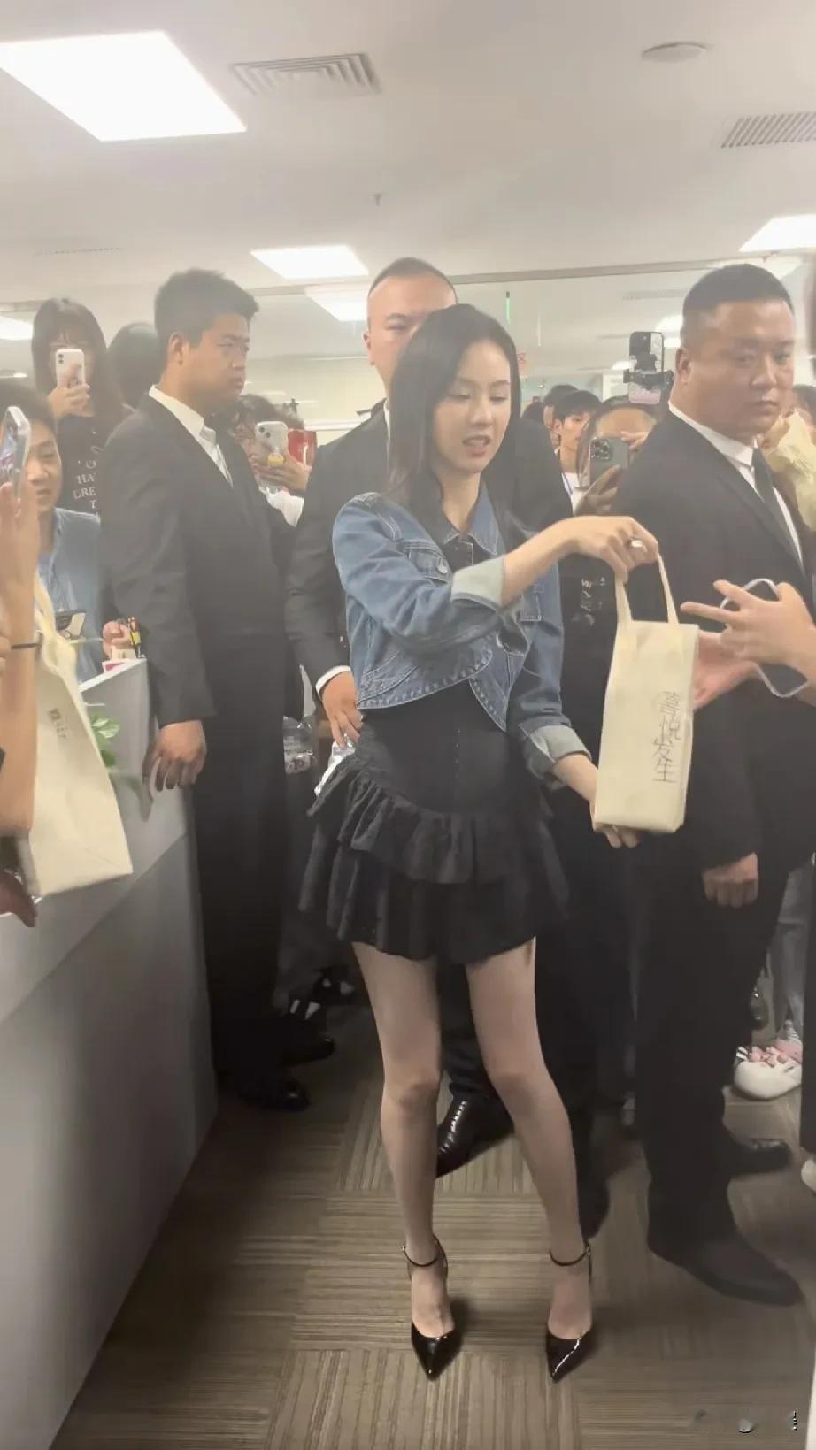 陈都灵