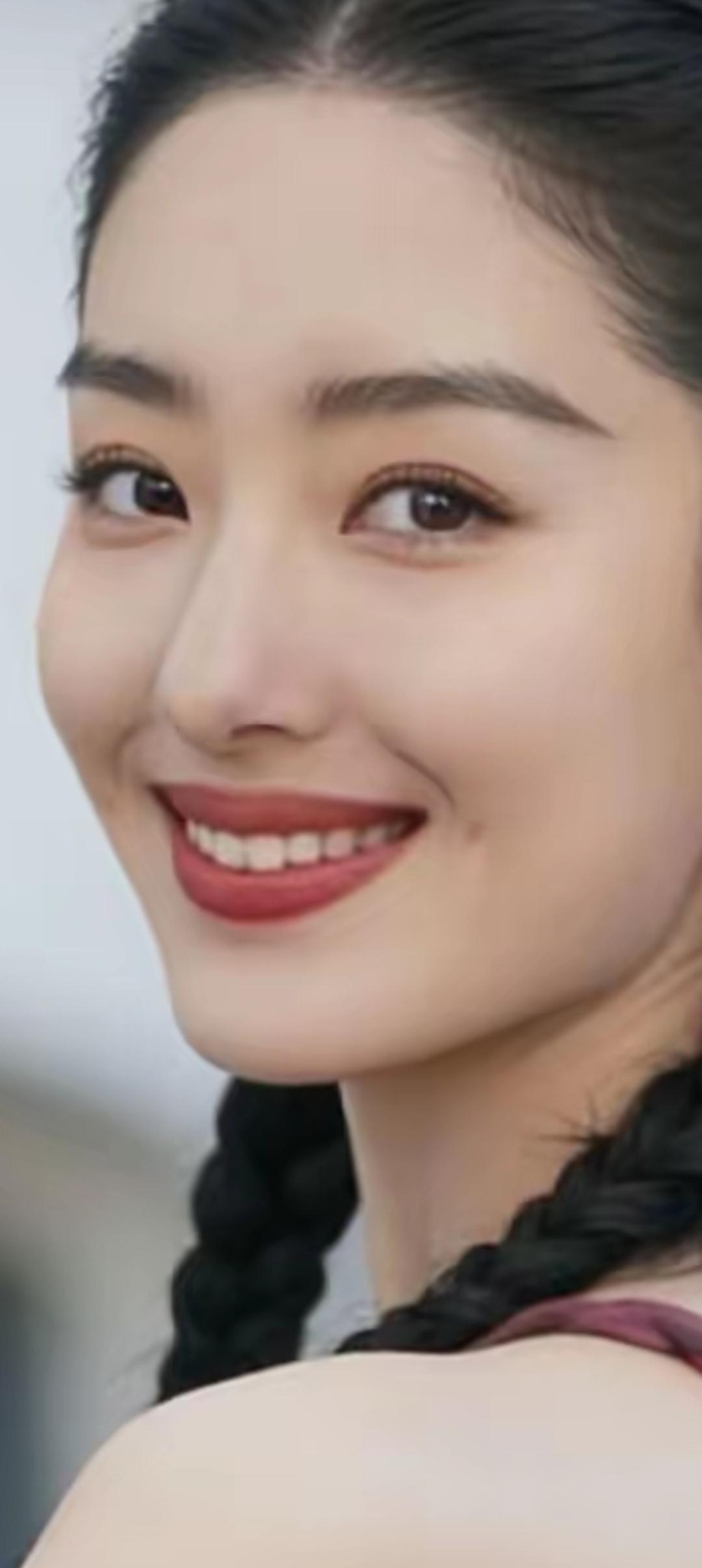 甜美笑容，黑发编辫，元气满满的一天！😊✨