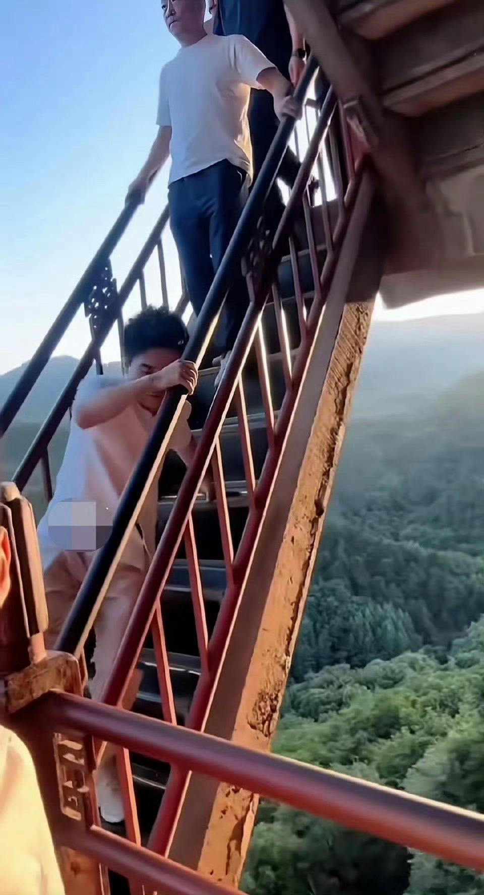 看哭了，全网都在找董宇辉昨天的下山照！真看到宇辉这样下山时，又……评论区里也是笑