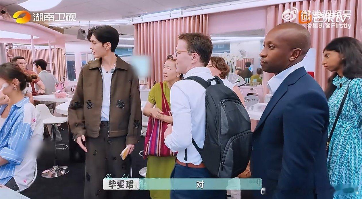 李佳琦刻在骨子里的随地种草巴黎合伙人名场面巴黎合伙人 现场合伙人都在忙碌而有序地