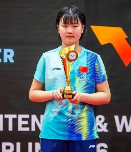 让人心疼！一个 15 岁的小姑娘，独自在欧洲 8 天连拿 3 个冠军，但身后竟连