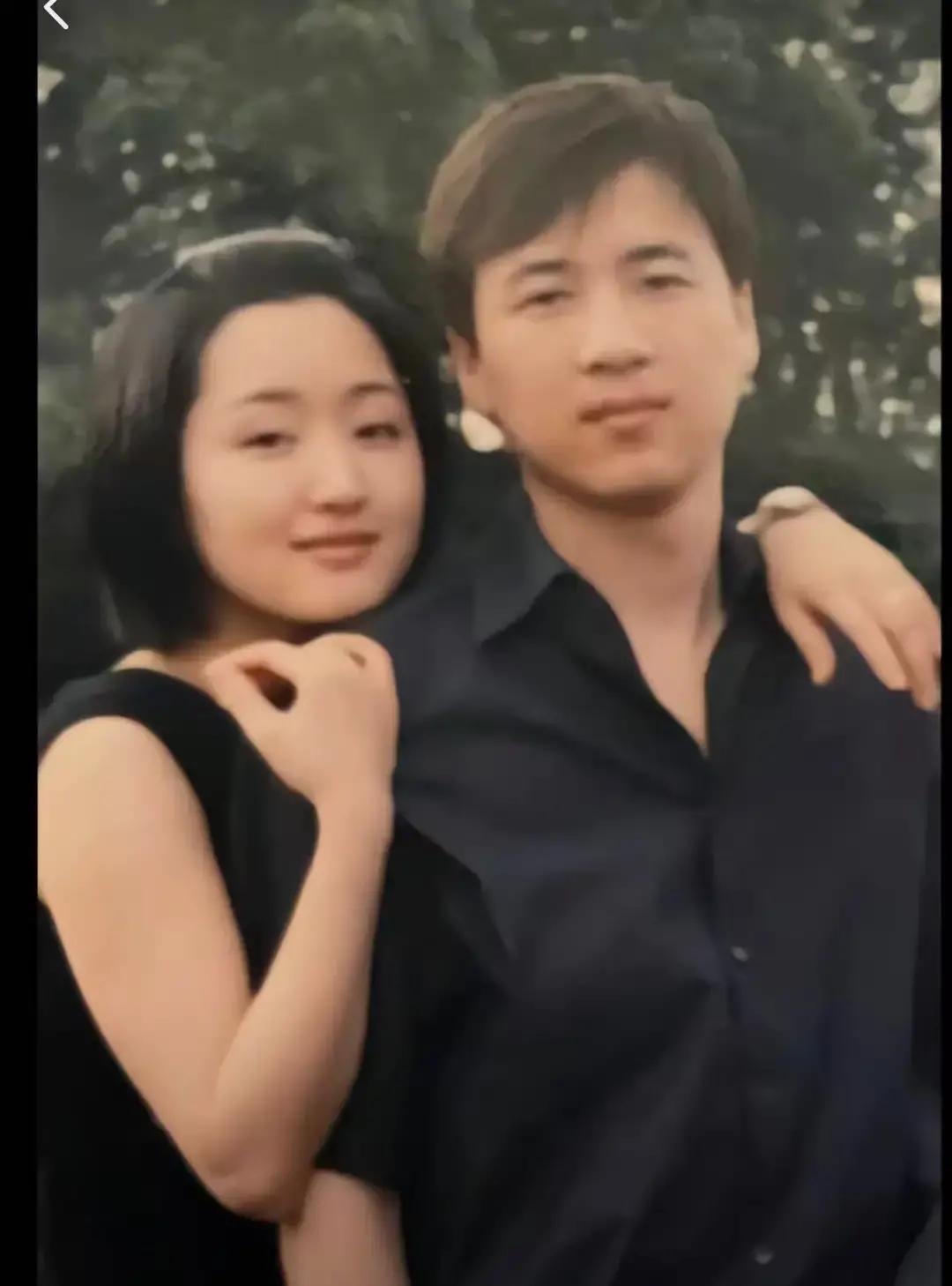 赖文峰没跑。
 
厦门，某老社区。他接送儿子，穿国产运动衫。妻子楚玲跟在半步后，