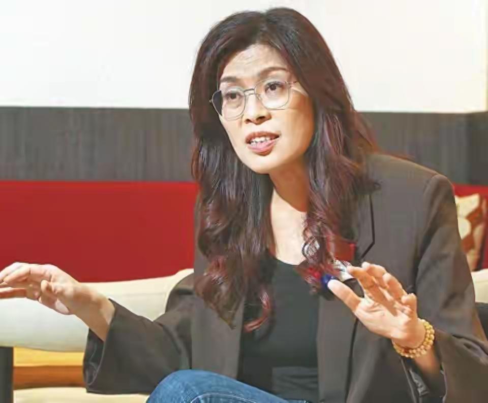 卢秀燕估计要傻眼了，没想到郑丽文的访陆就这样大大方方又轻轻松松获得了巨大的成功。