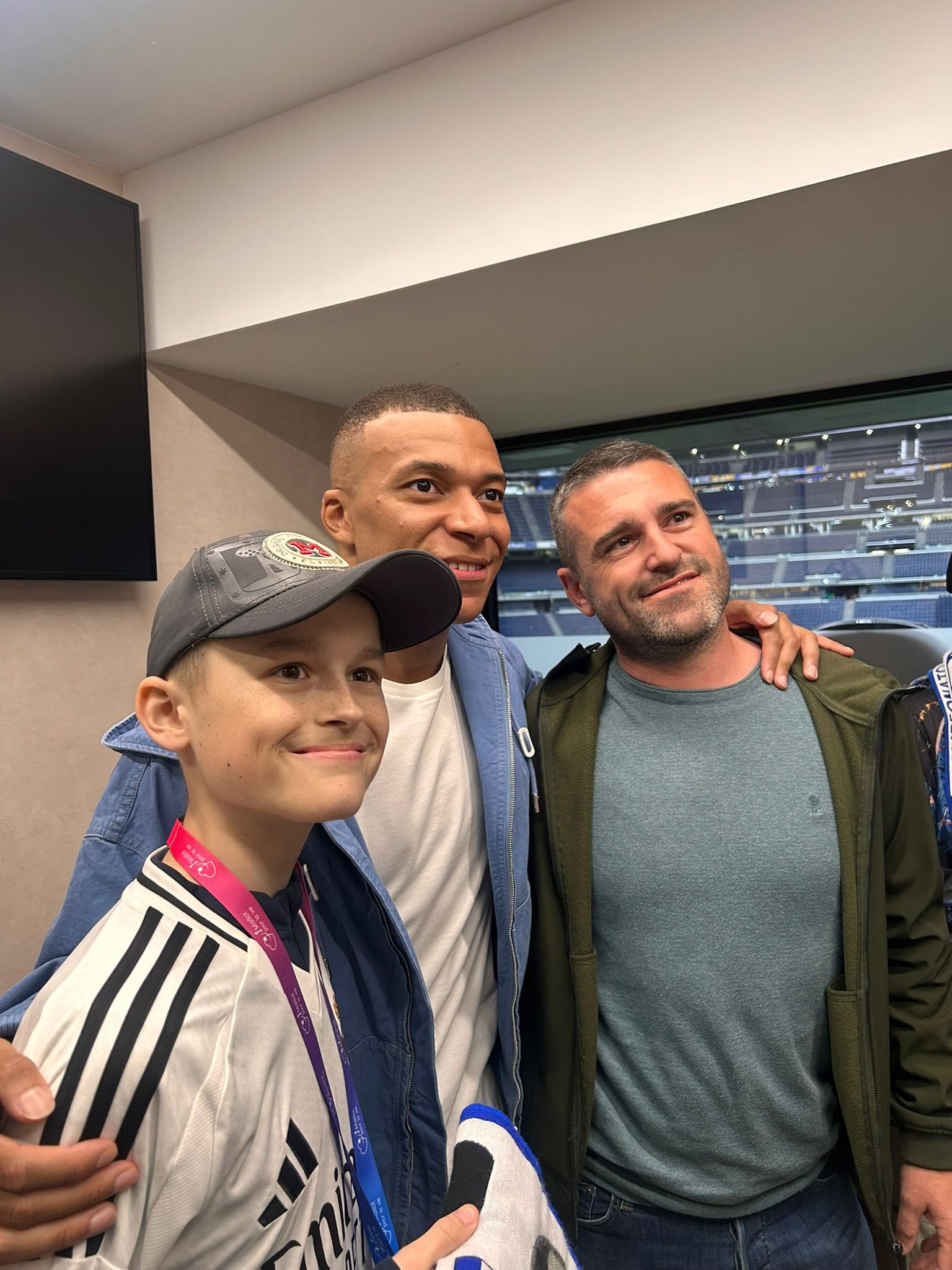 姆巴佩[超话] 姆巴佩与‘1 maillot pour la vie’协会的合照