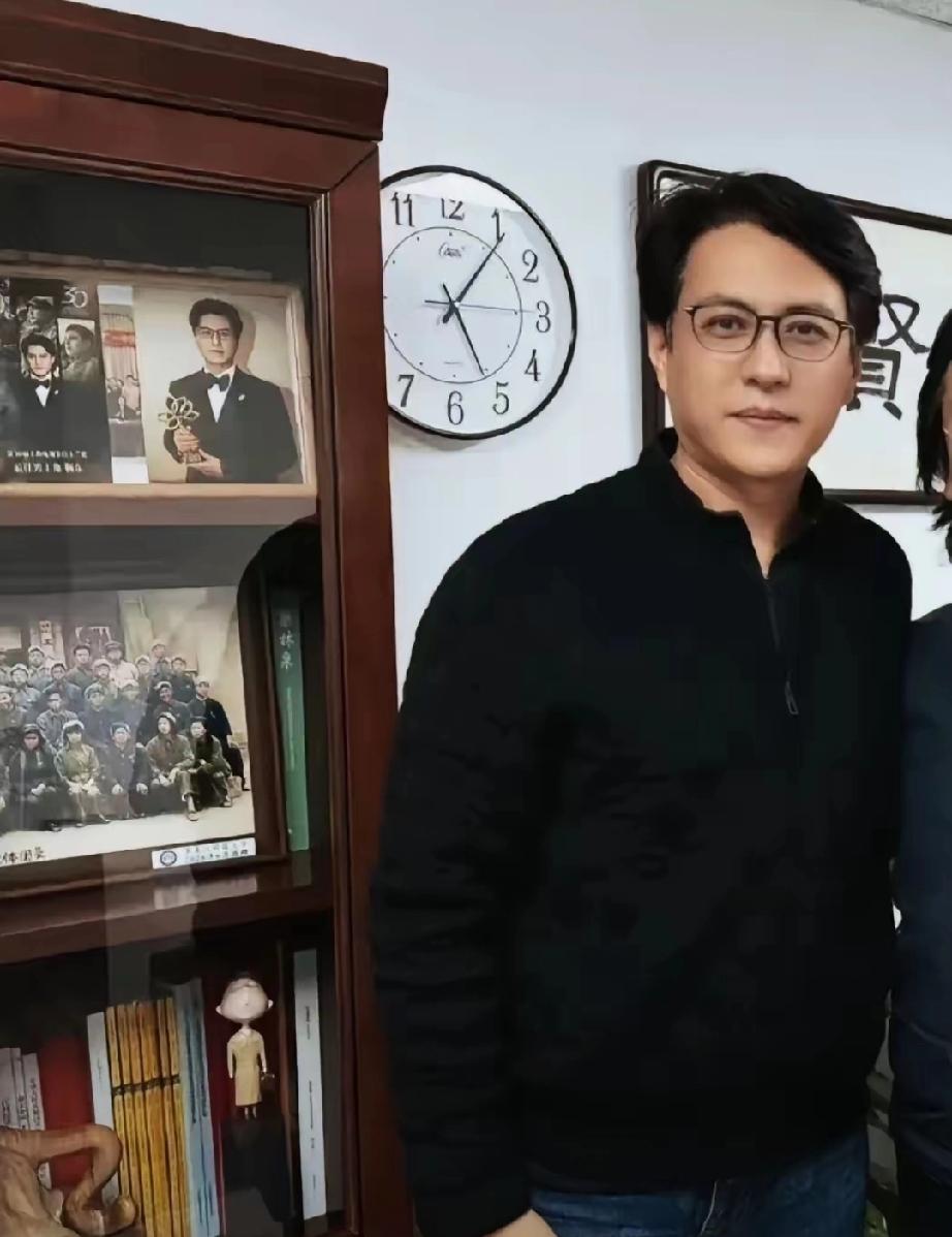靳东办公室实拍火了！满满书卷气，氛围感拉满
 
         靳东和知名音乐