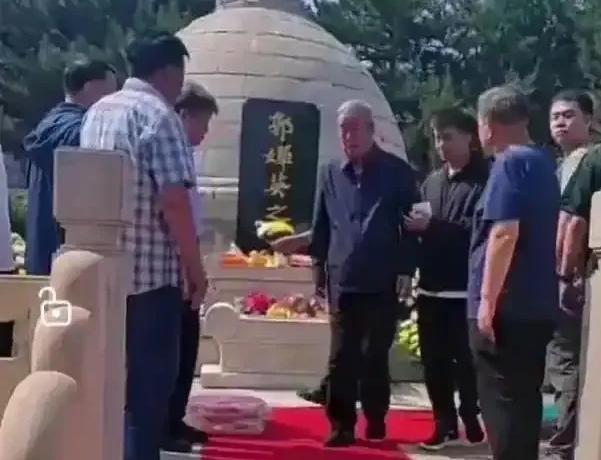 白发苍苍的傅全有上将，回到老家为妻子郭婵英扫墓。郭婵英是傅全有的结发妻子，那个时