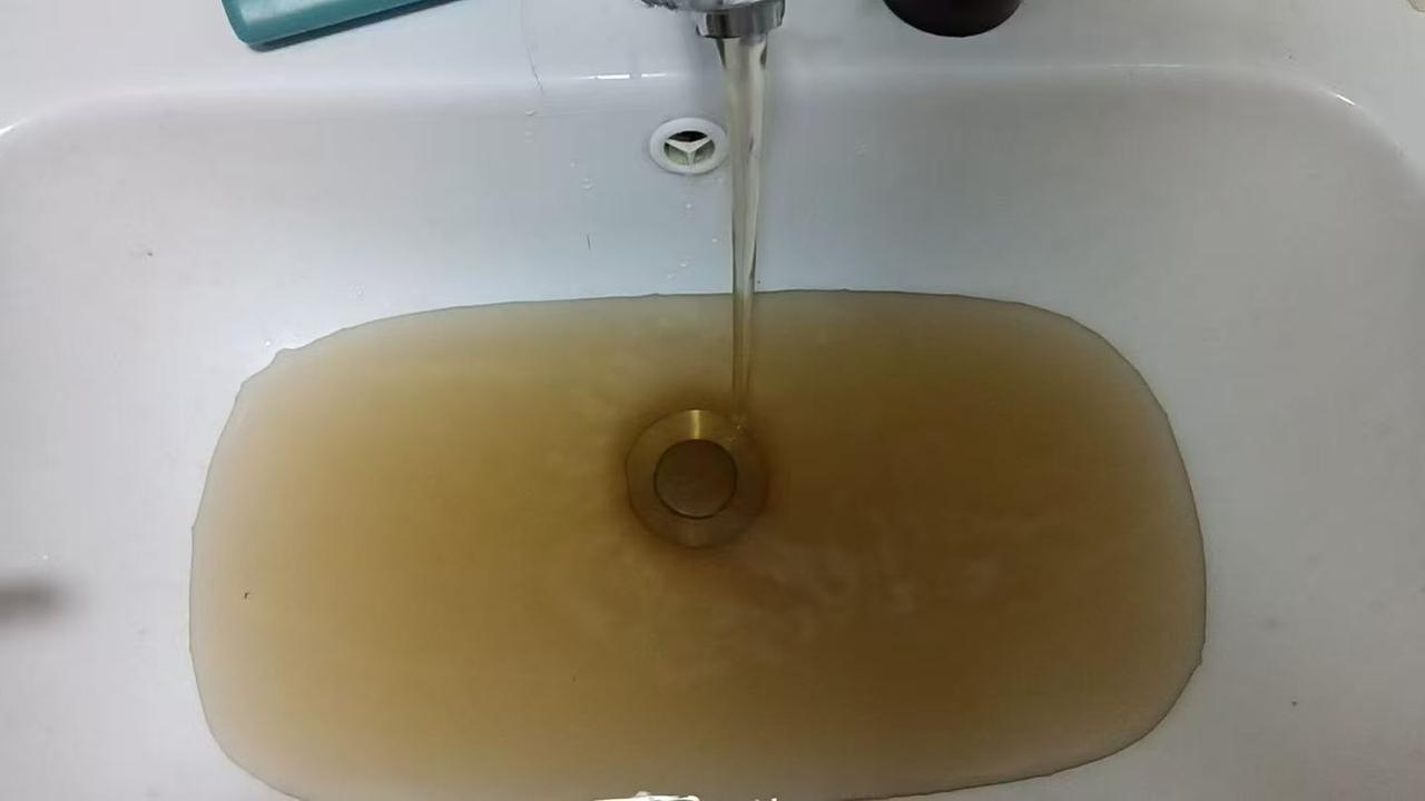 从昨天晚上家里水就是这样，这样的水，能用不？敢用不？