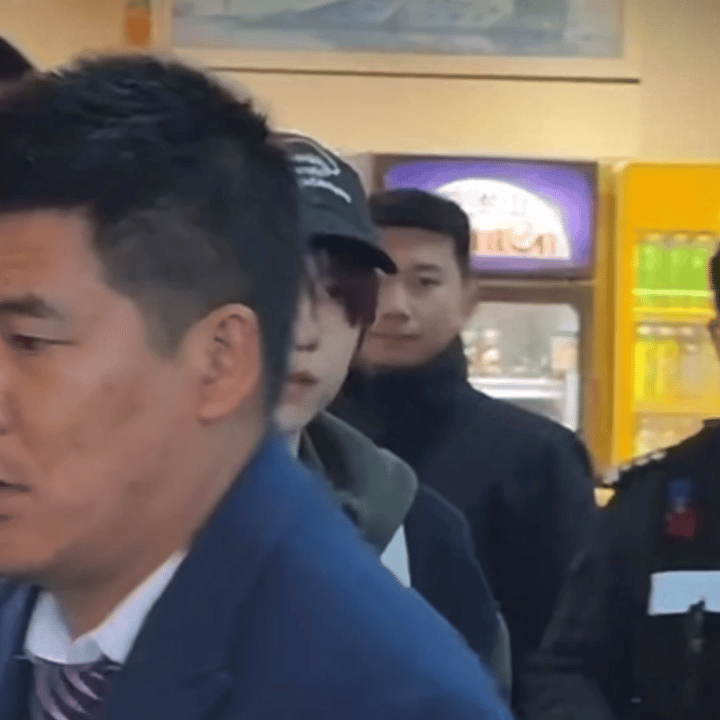 贺峻霖抵达巴厘岛开启新一轮旅行，谁敢信这是连轴转后的前一天爬完玉龙雪山，又赶飞机