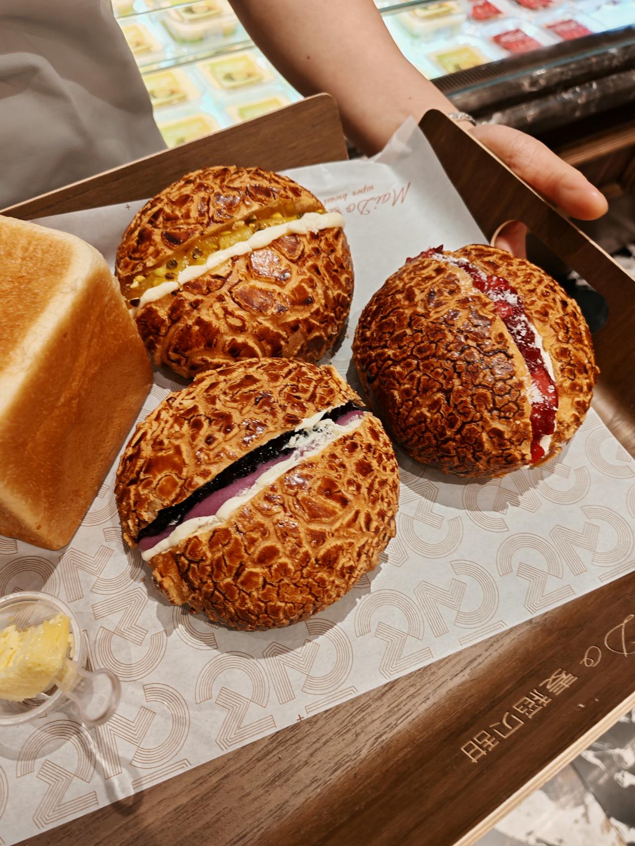 满满果酱的菠萝包，买二送一，正好三个口味，分切开来，每一种都尝一尝，我喜欢菠萝风