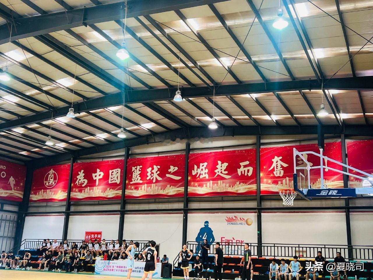 山东省篮球锦标赛的比赛现场，见到了王刚，许家晗，李信和潘宁，四个人在场边认真地看