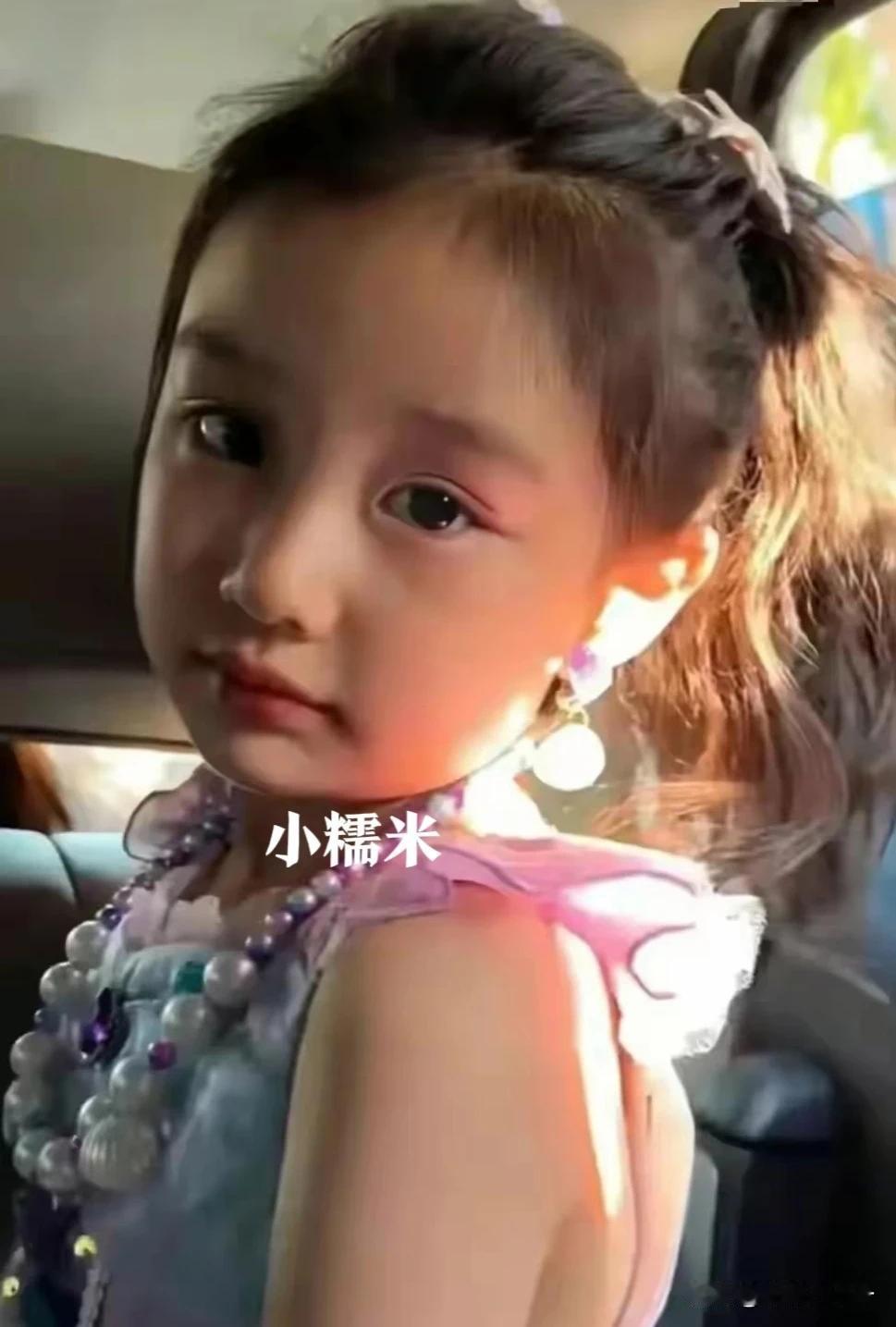 我的天哪[捂脸]小糯米正脸照曝光，咱就说这长相不能说和她妈杨幂长得像吧，只能说是
