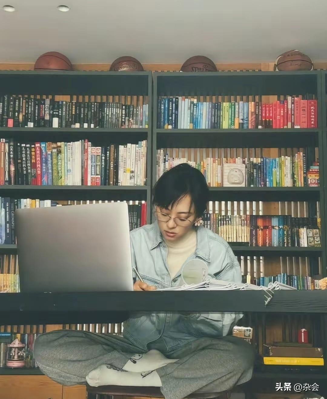 所谓“专业”，大概就是把简单的事情做到极致。
看孙俪书房这一幕，满墙书籍、卷边的