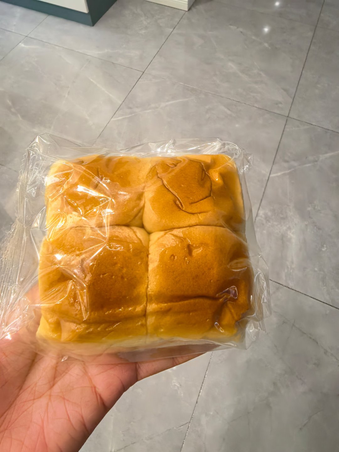 今天的早餐一个面包，想尝尝羽衣青提味的牛奶，没喝过这个味儿 