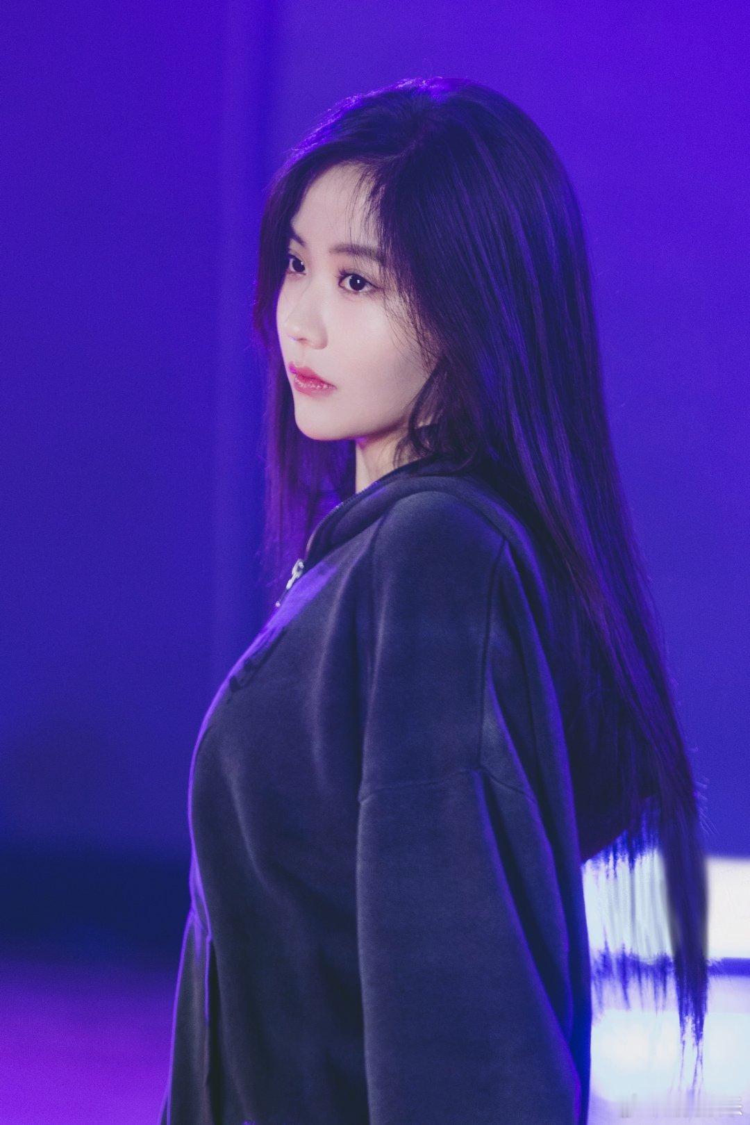 #硬糖少女303##王艺瑾# 今日份糖妹新鲜物料王艺瑾最新活动舞台彩排照从曝光的
