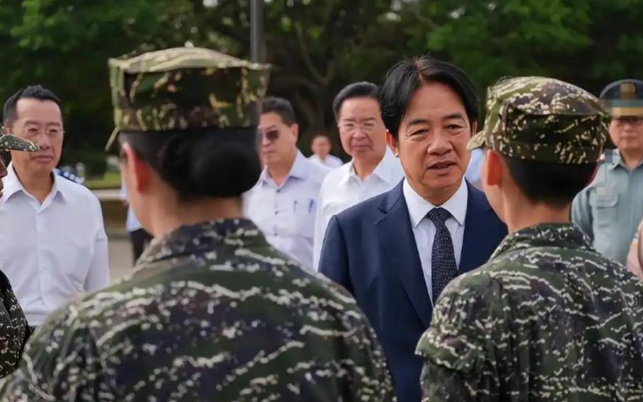 岛内舆论场近期上演了两出极具讽刺意味的戏码。
一边是科研机构高调公开所谓的自研“