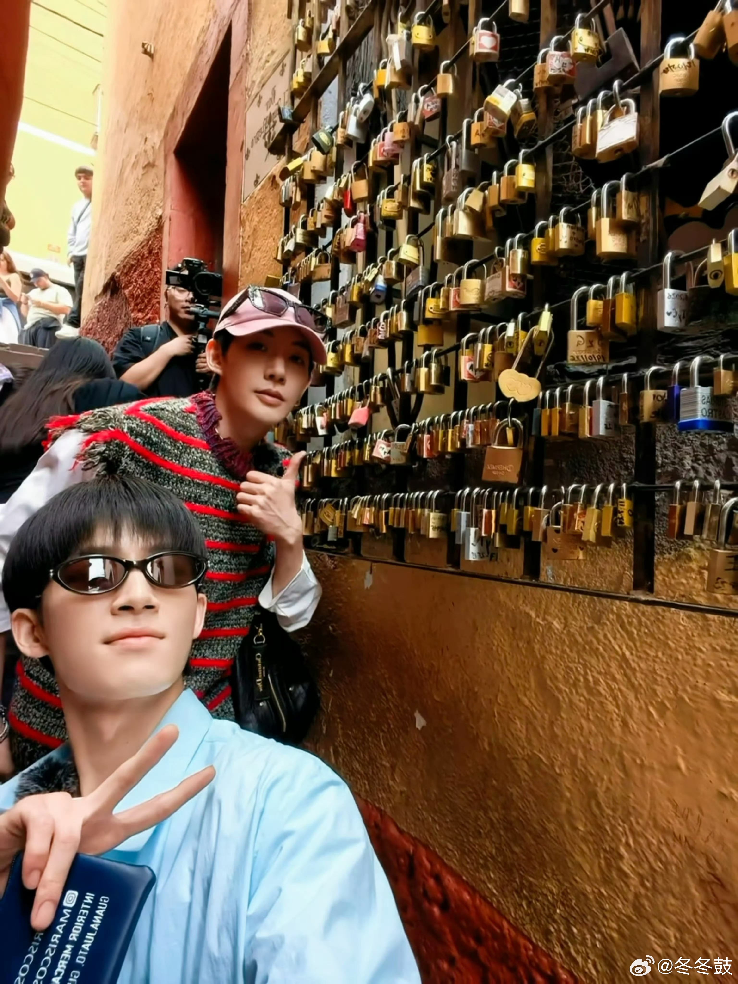 邓为中秋晒花少团合照花儿与少年中秋收到邓为分享的花少团合照真的好暖心，一场异国旅