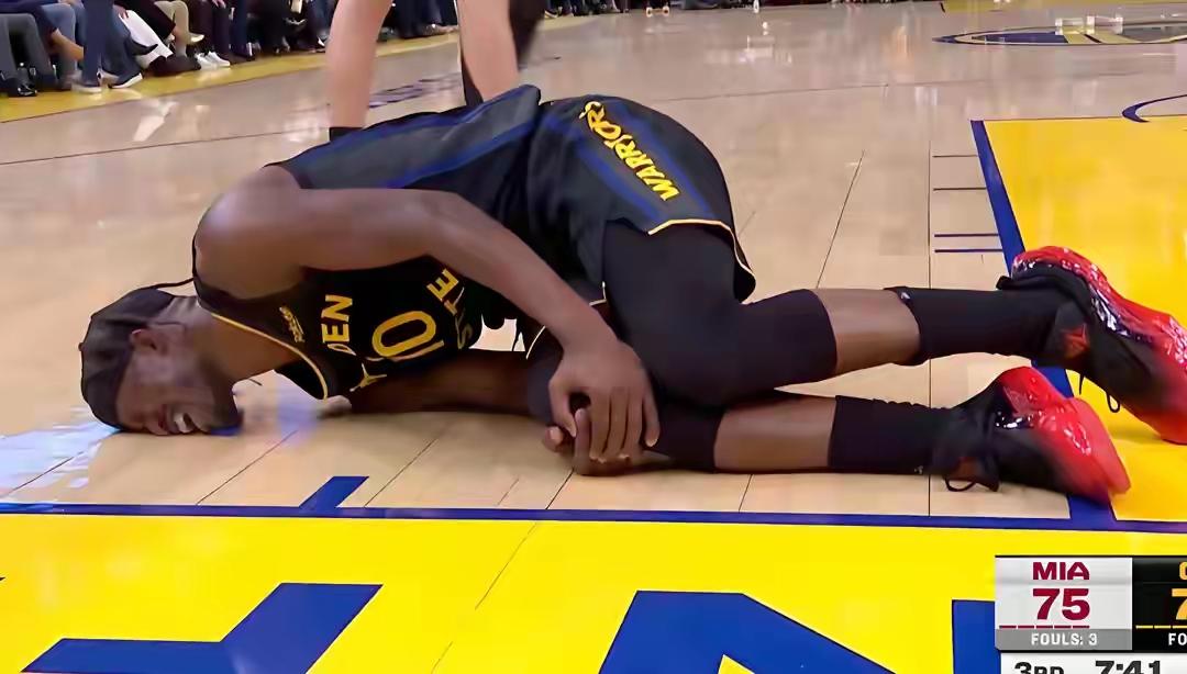 完了！巴特勒重伤，勇士争冠彻底没戏。
在对阵热火的比赛中，巴特勒膝盖遭对手撞击倒