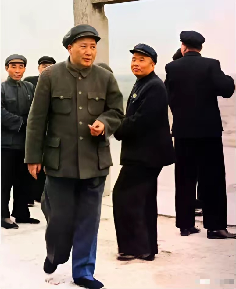 这是毛主席在河南开封龙亭公园视察游览的珍贵老照片。右侧是时任河南省委第一副书记、