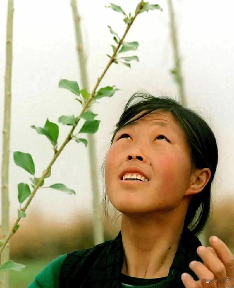 美国老头这次又哭了，看到殷玉珍大姐得奖，他又哽咽了起来，他是真心的为殷玉珍开心。