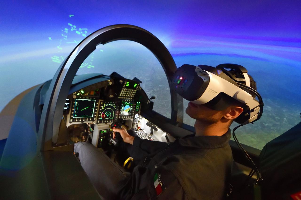 这是Leonardo公司的M346机载嵌入式训练系统与成熟的实战、虚拟和构造( 