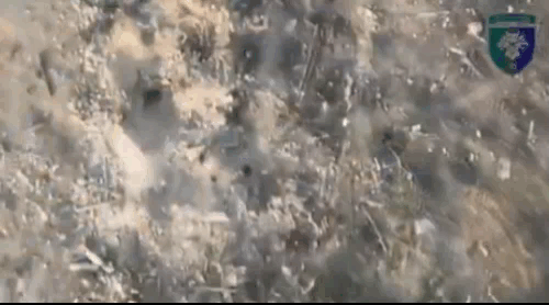 4名俄军士兵争先恐后钻进地洞，随后乌军无人机将他们就地掩埋。或许，来年青草长得最