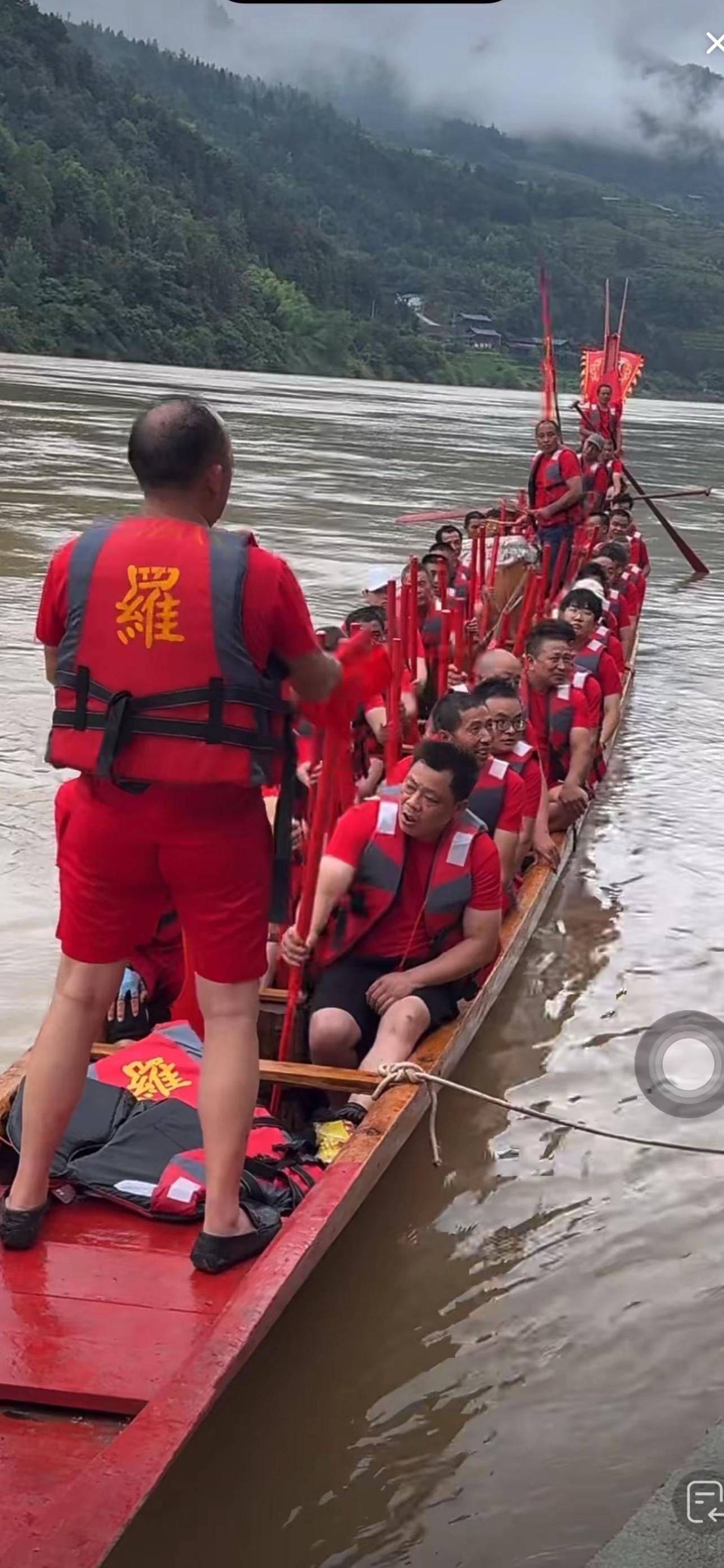 赛龙舟赛的就是这份气势 赛龙舟划龙舟 龙舟精神代代相传 龙舟比赛 中国红龙舟