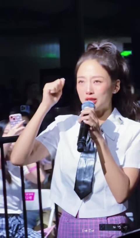 鬼鬼女儿都这么大了哇塞，小宝贝长的真快啊。小手看起来软乎乎的[鼓掌]曾经节目上的