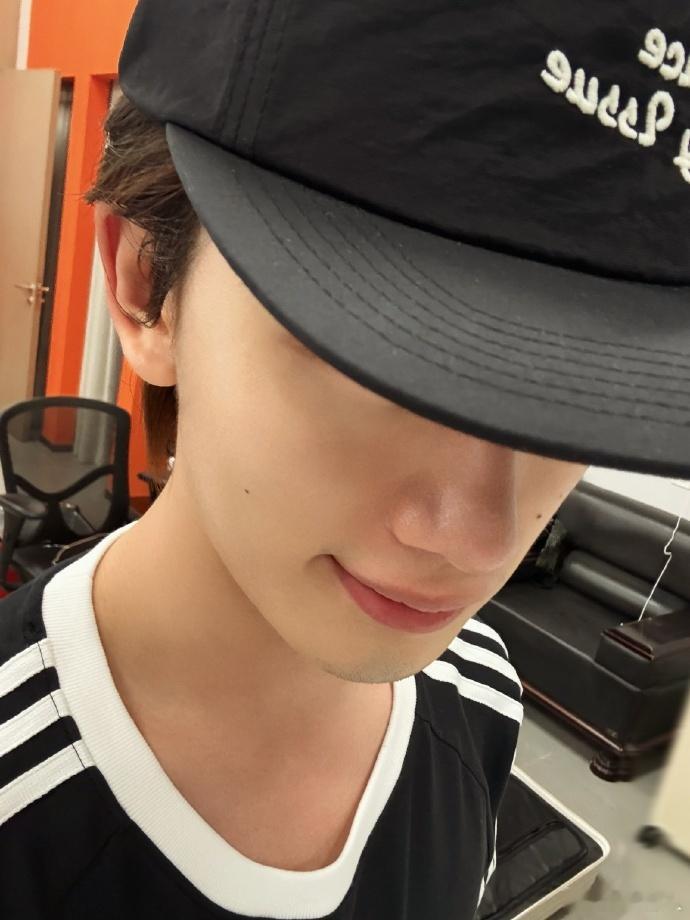 丁程鑫男友视角自拍帽檐下的丁程鑫帽檐之下藏着丁程鑫温柔的笑意，三宫格随拍近距离捕