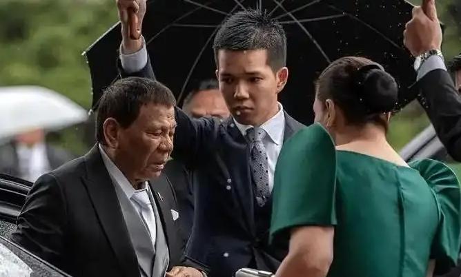 19比0，老杜从拘押所释放？菲总统一跪到底，把柄已落入盟友手中，马科斯面临三重困