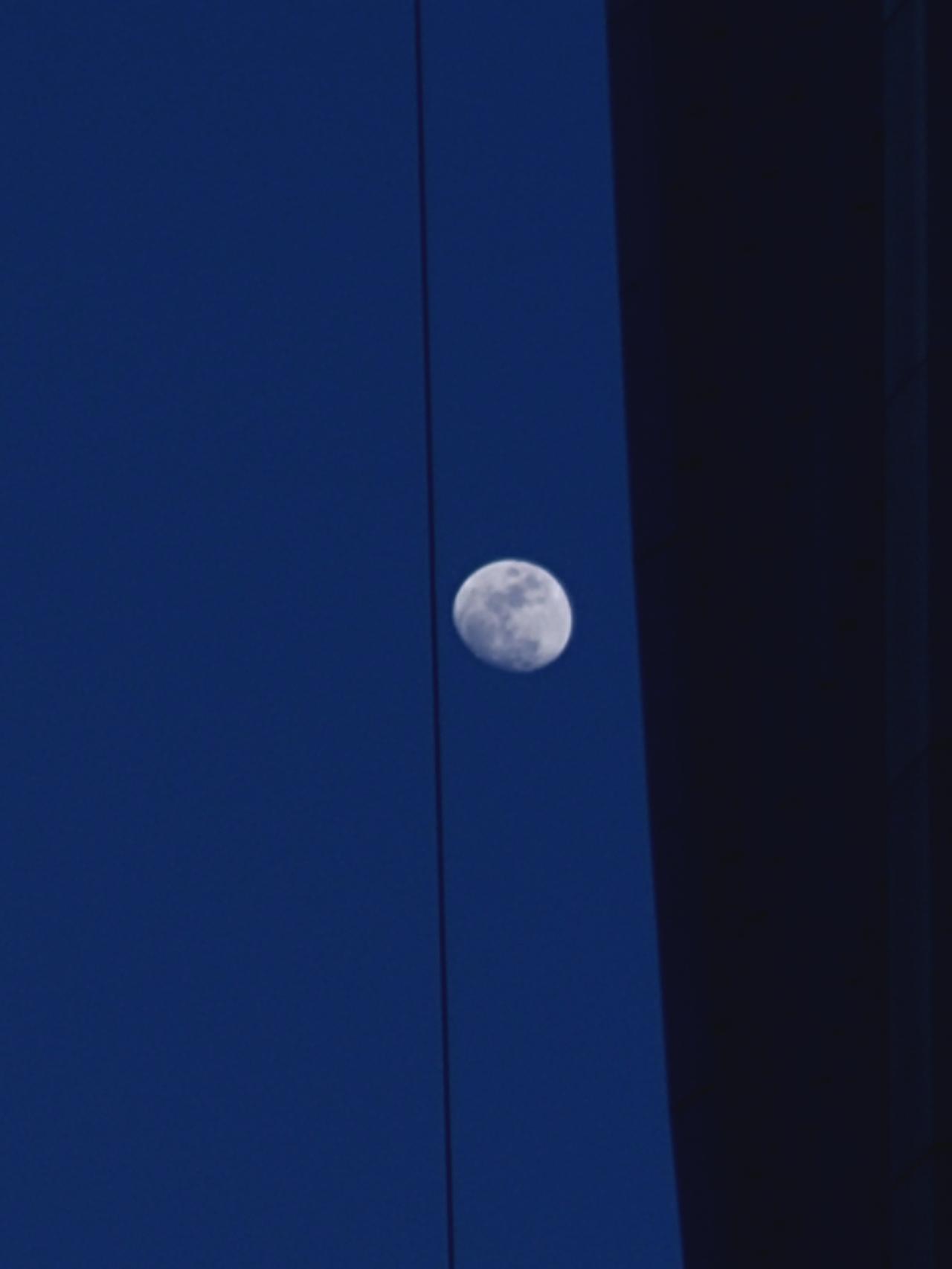 深圳傍晚7点，夜月。