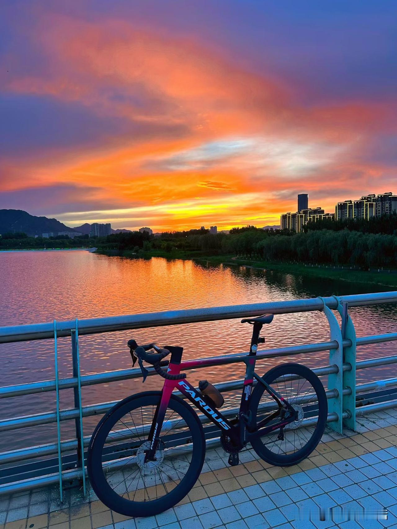 年轻人傍晚骑车
真是好啊
不但凉快不晒
竟看夕阳美景了
尤其是今晚，更美

记录