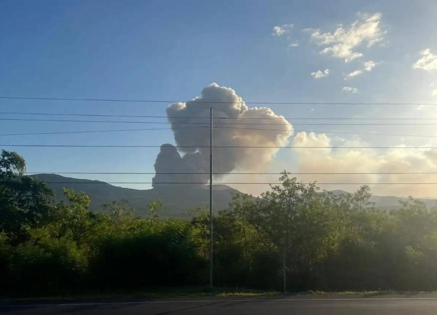 尼加拉瓜——马萨亚火山昨日从圣地亚哥火山口突然喷发气体和火山灰，形成的火山灰柱高