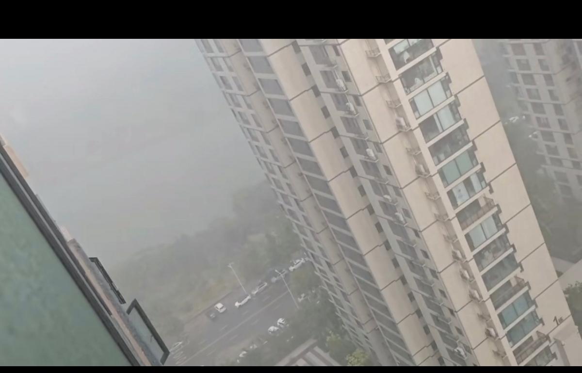 云雾缭绕中的城市高楼，仿佛置身仙境