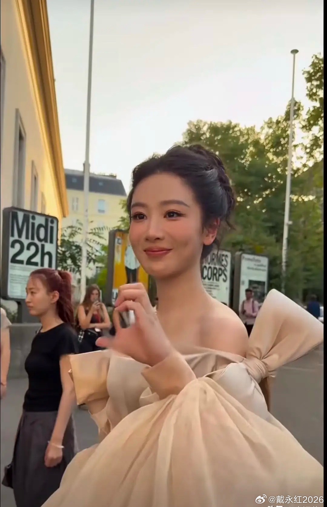 你可以说杨紫微调了，你也可以说她容易招黑，但有一点不可否认，那就是杨紫这个人对待