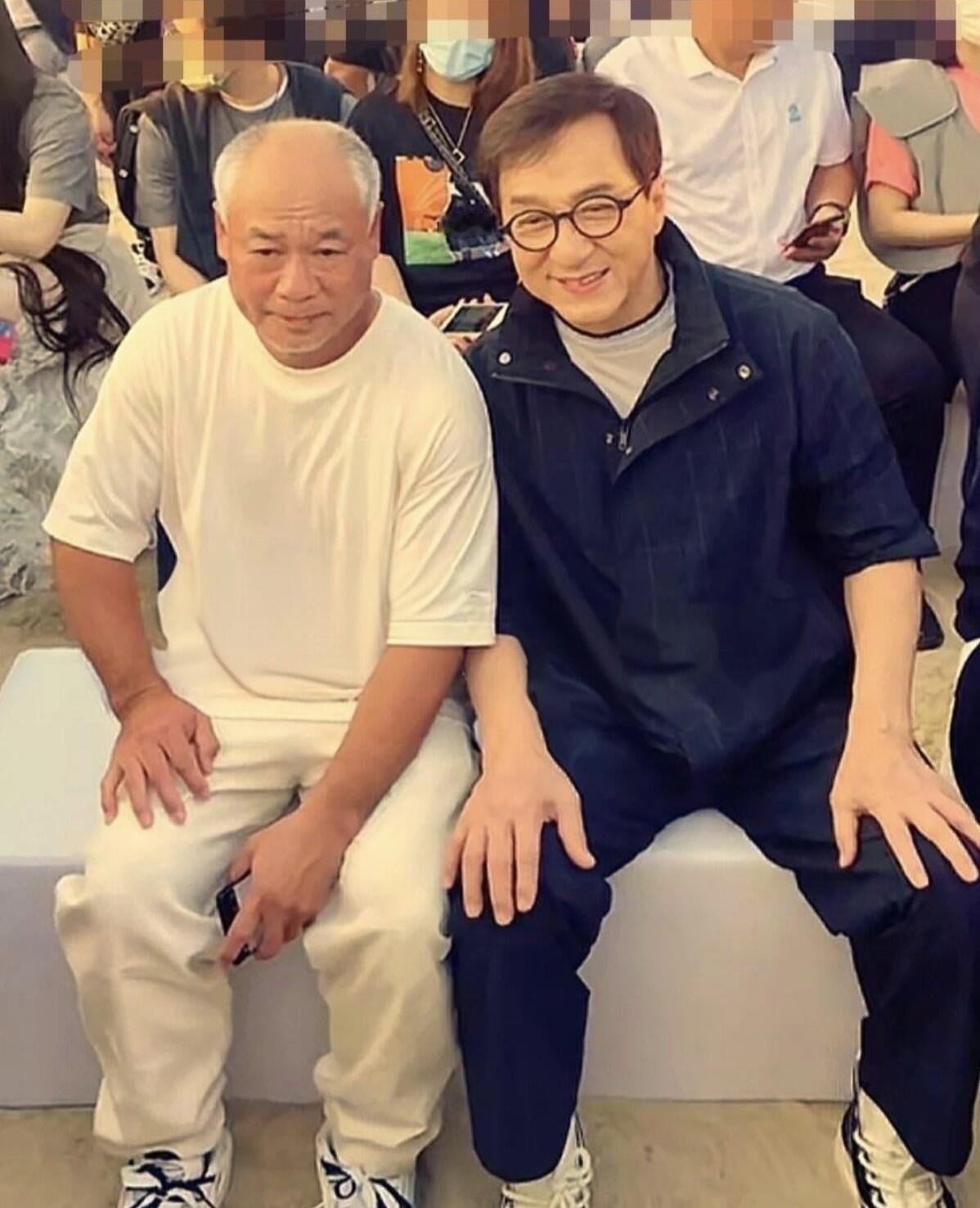 都是差不多年龄的老年人，为什么运动员李宁看起来比男演员成龙要显老一些，看样子是成