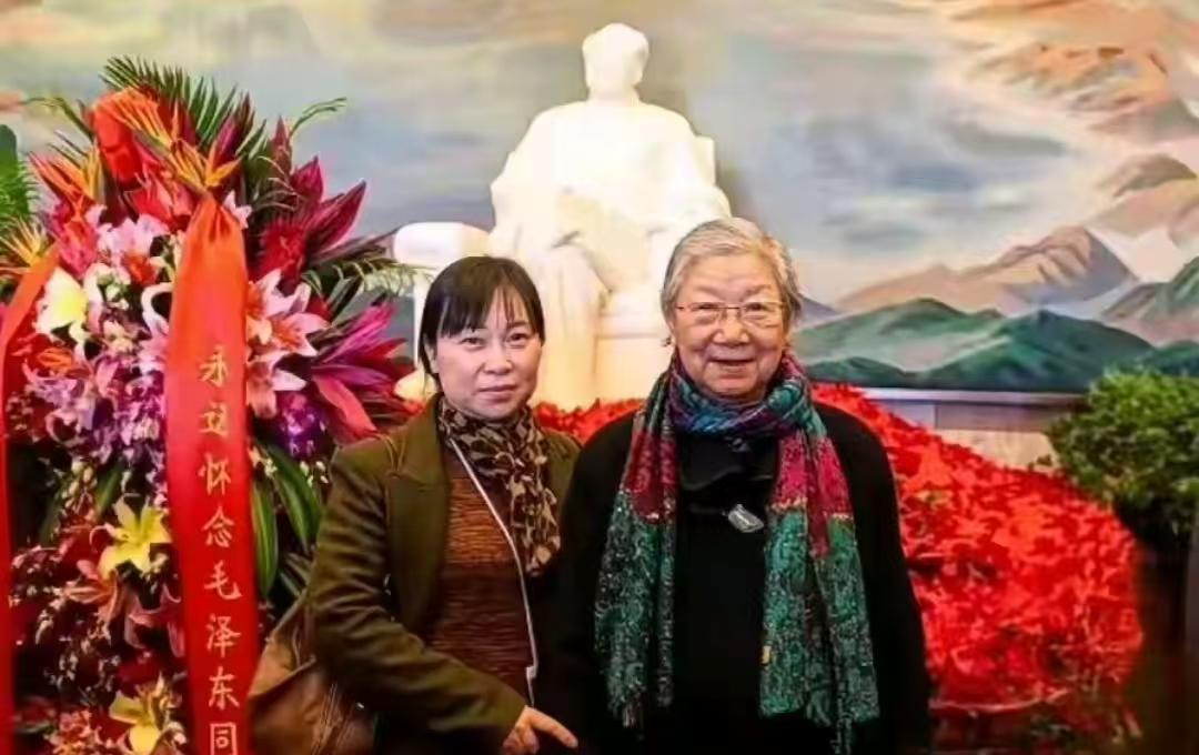毛岸英没能走完的路，刘思齐用一生替他奔赴。
 
在毛主席纪念堂肃穆的大厅里，晚年