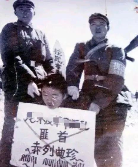 1969年西藏平乱，女匪首赤列曲珍煽动暴乱，致30余名干部群众遇害。其外表柔弱却