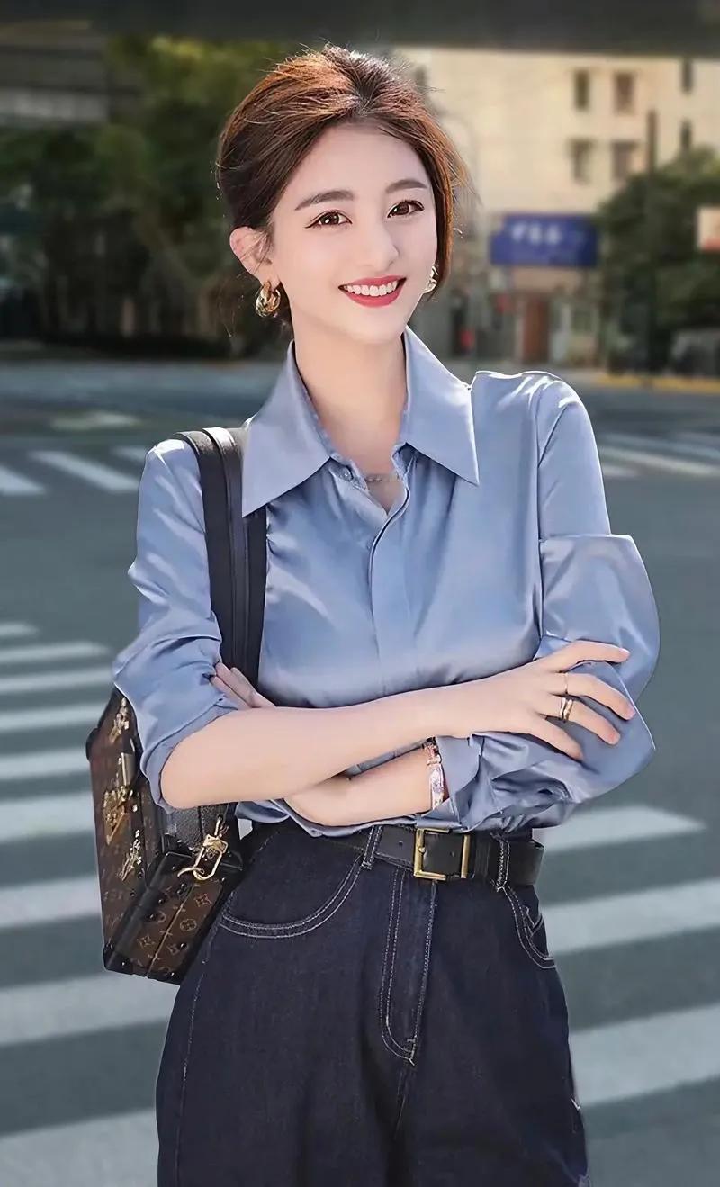 又是不知穿啥的一天，早上长袖，在屋里热乎乎的，不开空调了，开电扇吧，开了又有点冷