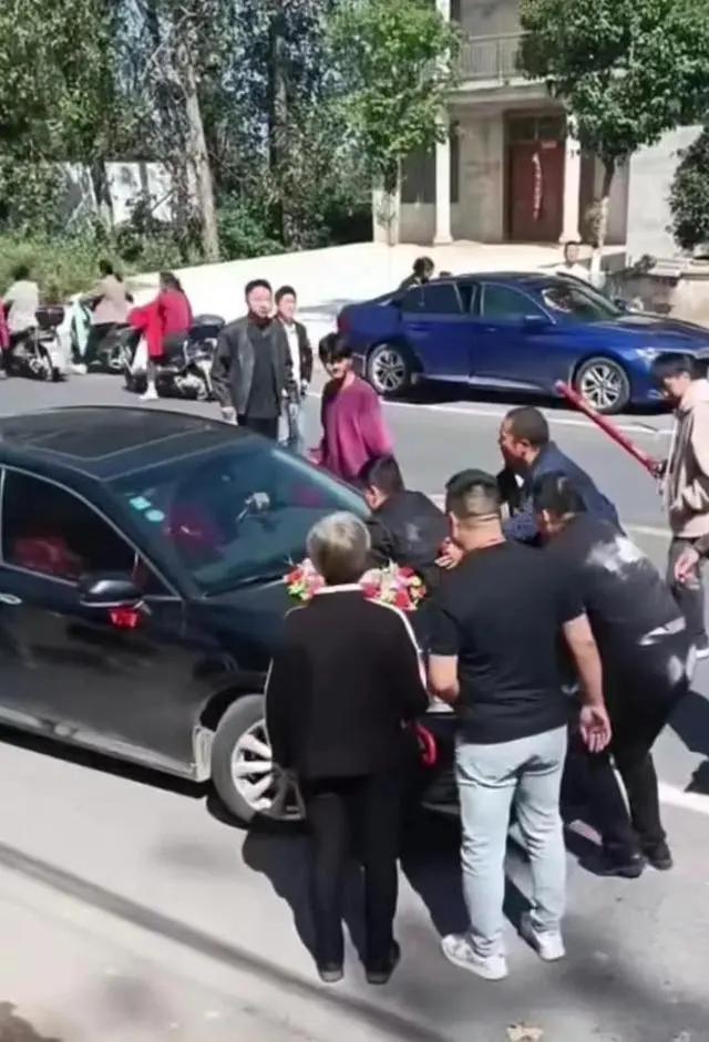 河南，一对新人大婚当天，男方安排的接亲车队已经到女方家门口，鞭炮都响了，女方却临
