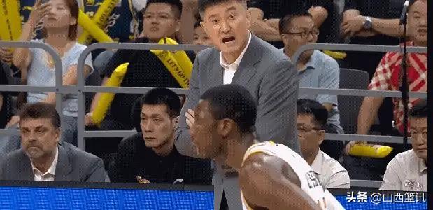 媒体人再戏杜锋指导！
山西球迷只记得上赛季季后赛山西汾酒男篮3-0淘汰广东男篮后