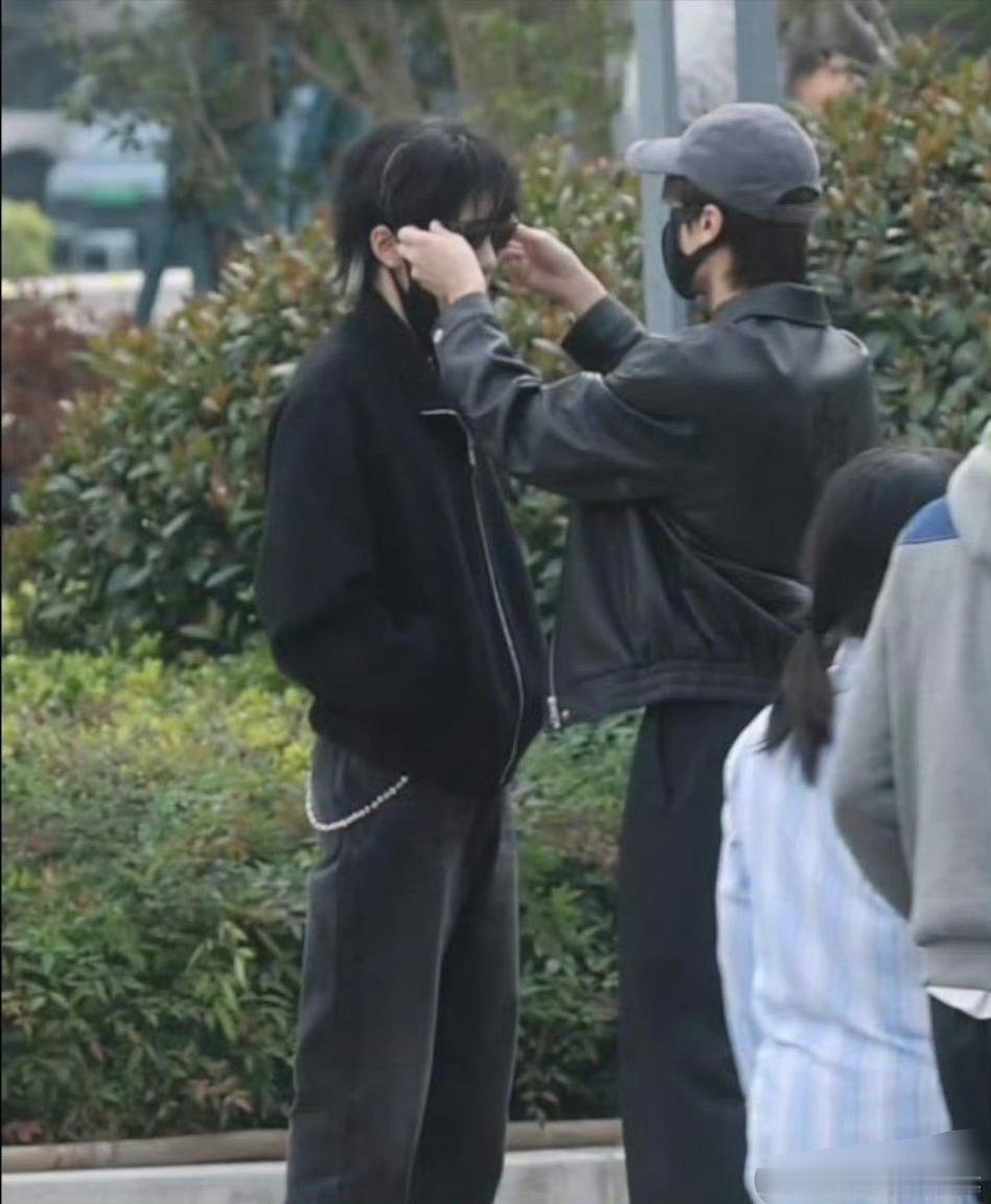 交换人生已经拍起来了，，曾舜晞张康乐互相给对方戴帽子眼镜 [流鼻血][流鼻血]这