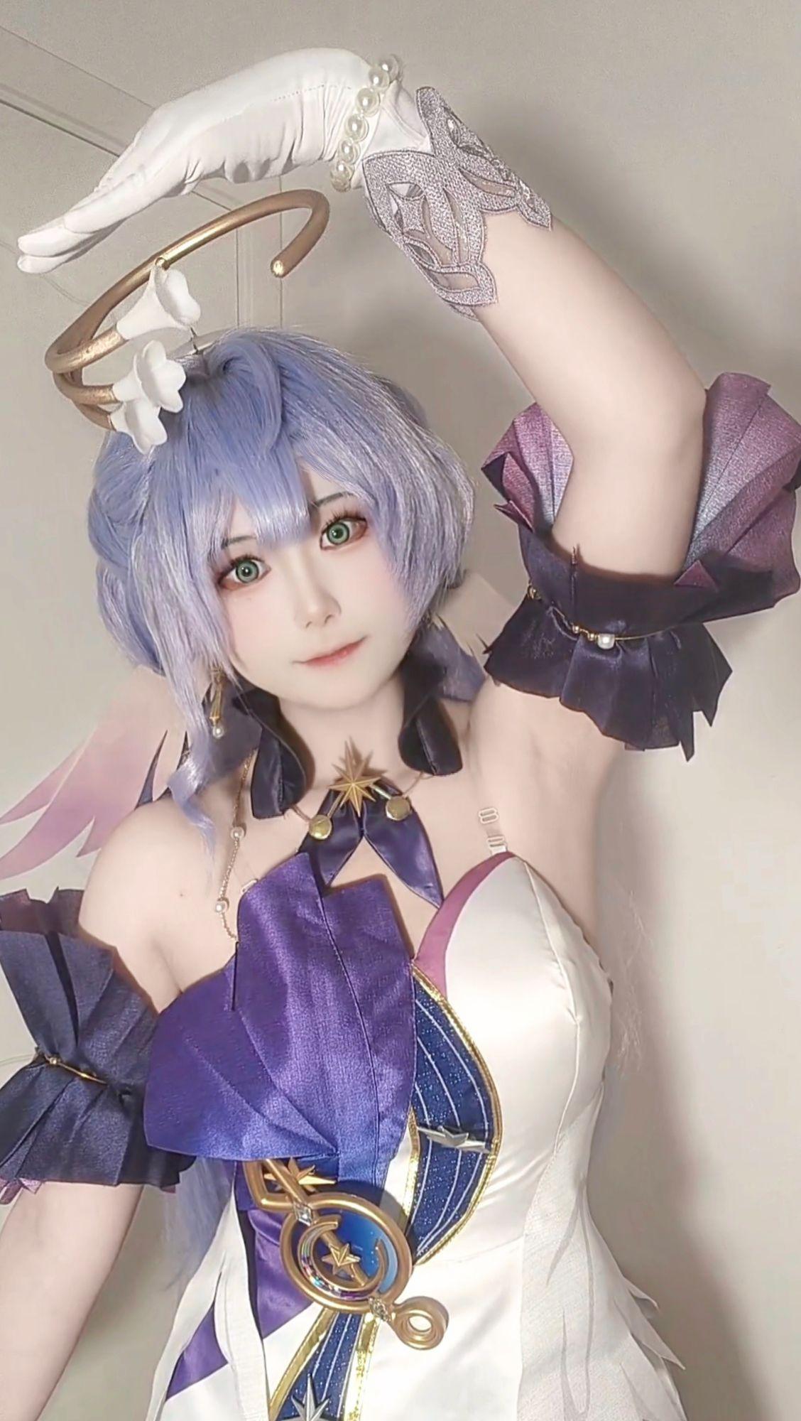 快来和小鸟比心ღ。知更鸟cos