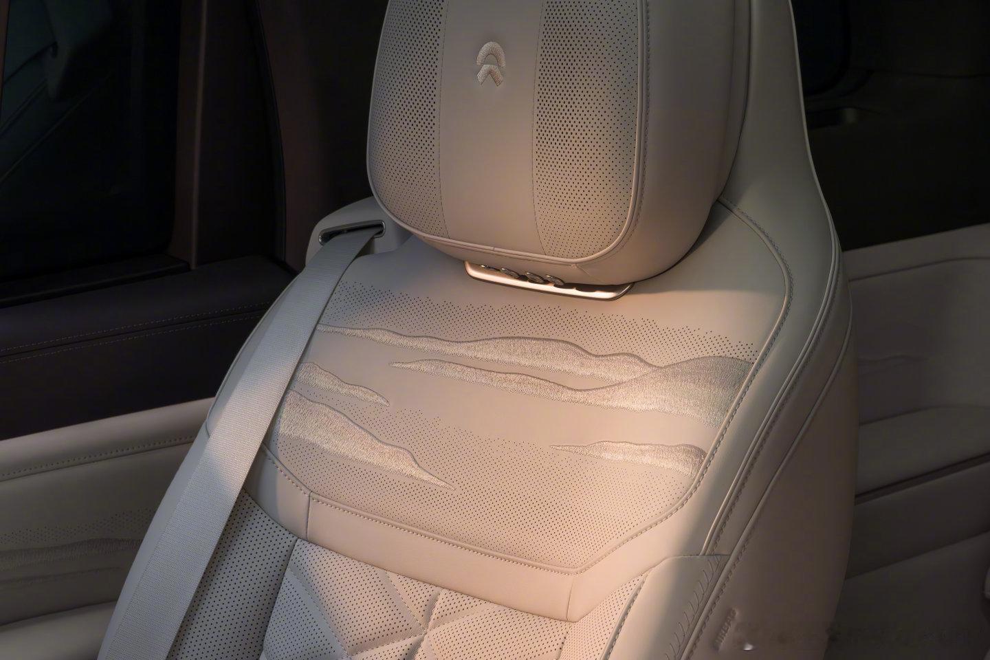 蔚来ES9中国元素蔚来ES9这次把“中国风”玩出了新高度，它没有停留在简单的符号