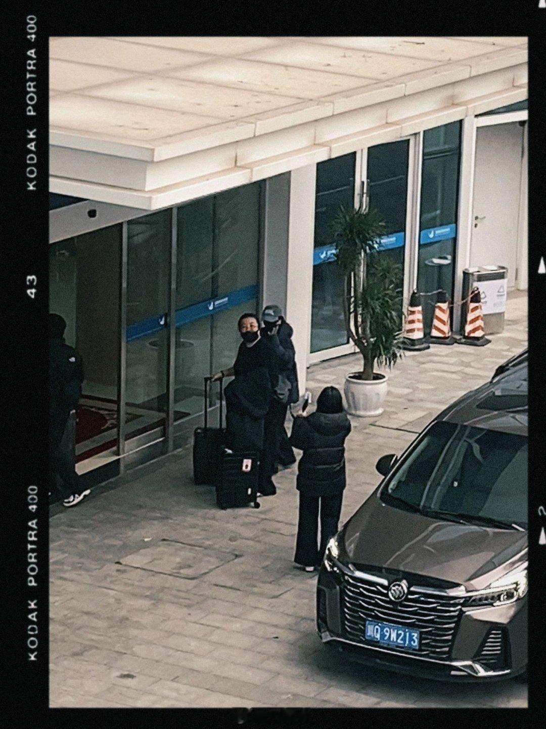 谭松韵这么快宜宾返京了，我宝姐什么行程 是春晚分会场么！ 