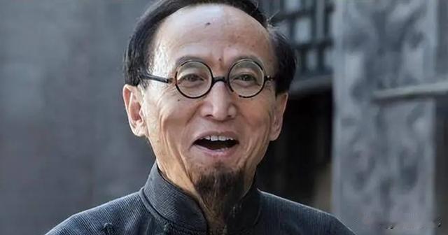 绝境封神！女学生一声怒吼，救下被特务围堵的地下党员
 
一名地下党遭围捕躲进女厕