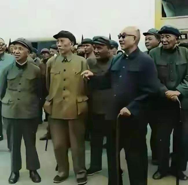 一众开国元勋，认识三位的，绝对是历史高手，我立即拜你为师。