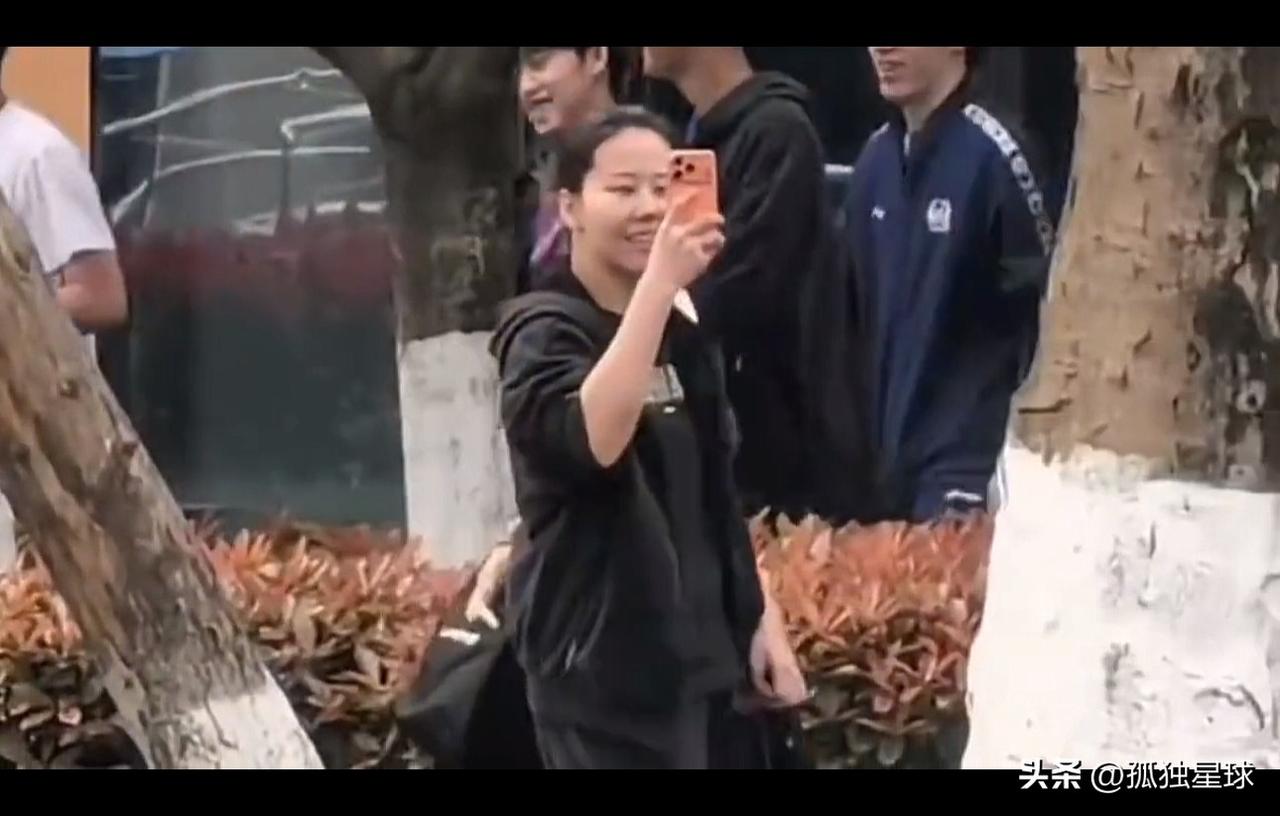 陈幸同太逗了：这个举动值得推广！

队友们都被她逗笑了，在成都参加封闭训练的陈幸