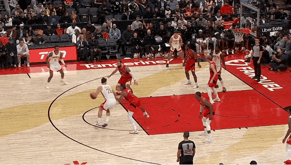 招牌！申京妙传阿门完成扣篮！
在今天NAB常规赛火箭对阵猛龙的第四节比赛中，申京