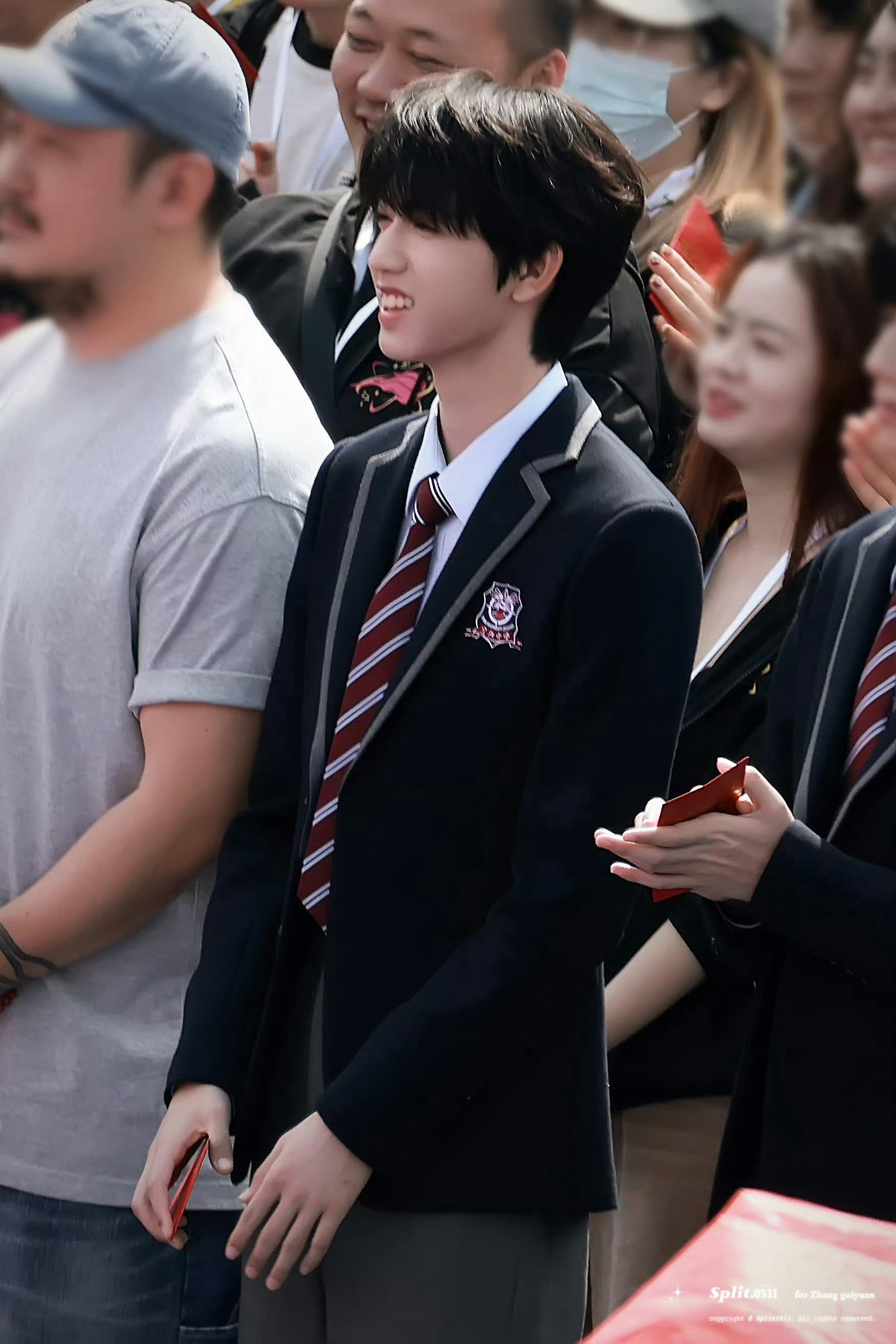 张桂源和张函瑞粉丝用的同一家彩烟欸，还被发现是婚礼用的那种彩烟祝新剧开机顺利张桂